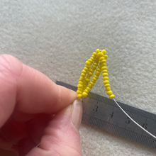 Load image into Gallery viewer, Illustrated step-by-step instructions from the daffodil beaded flower kit.